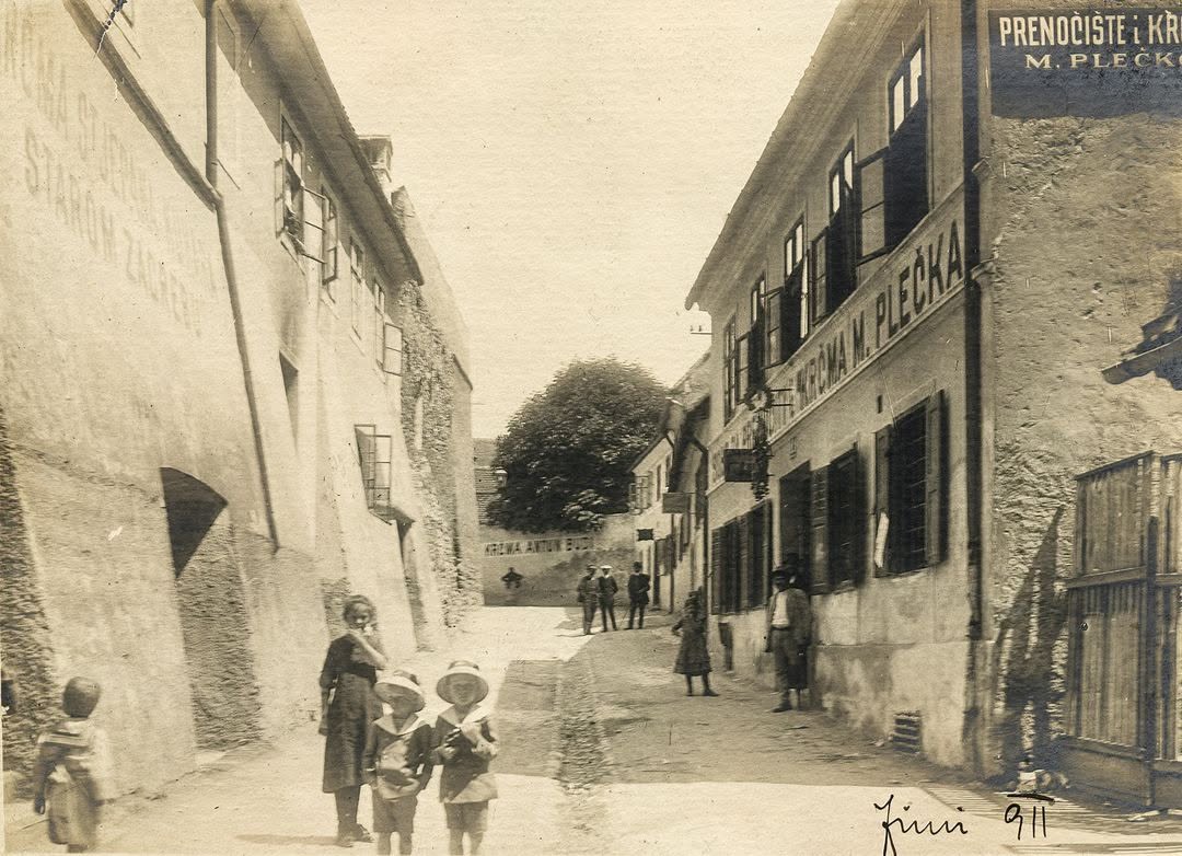 Pod zidom 1911. godine